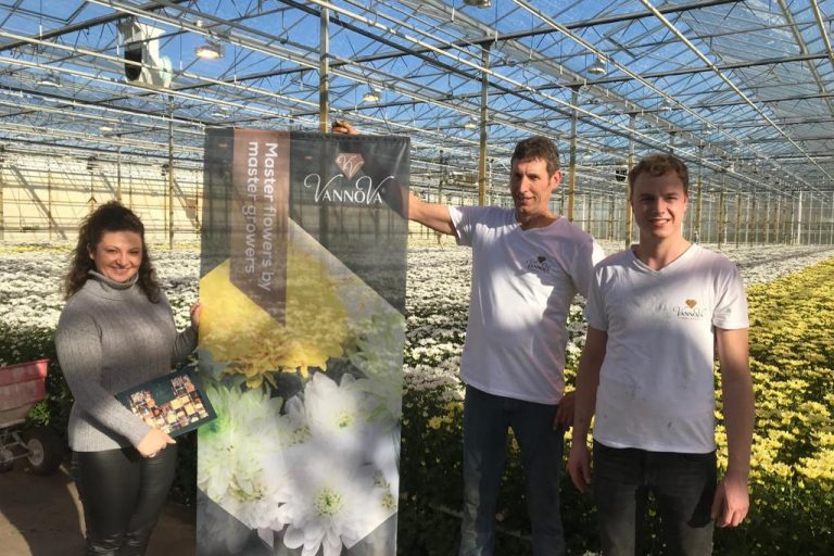 Op de foto: Christina van FlowerPortal met Master Growers Gabri en Ruud van Wijk