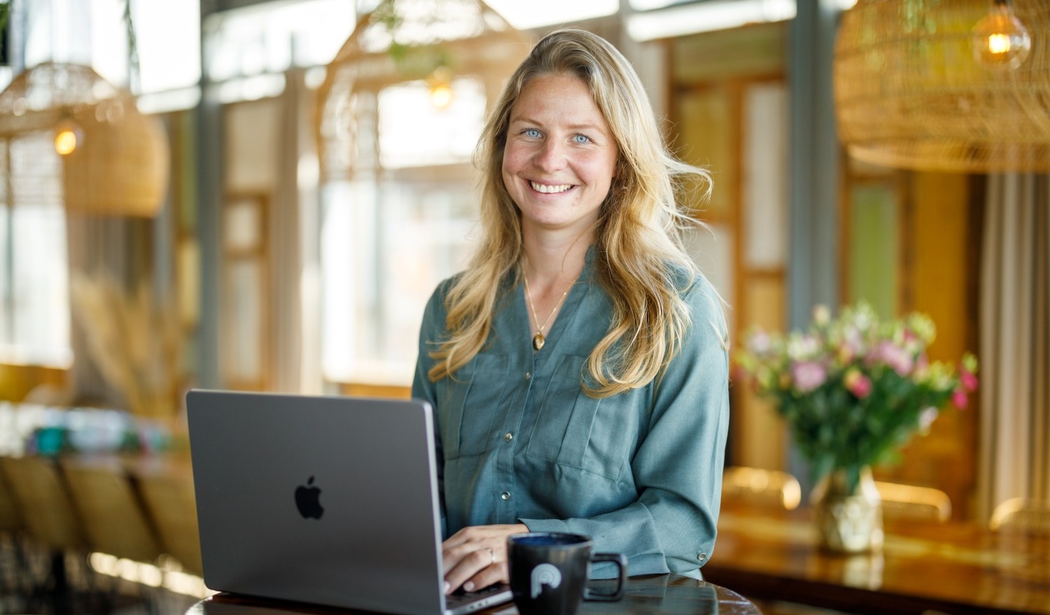 Linda van Pull Position op laptop