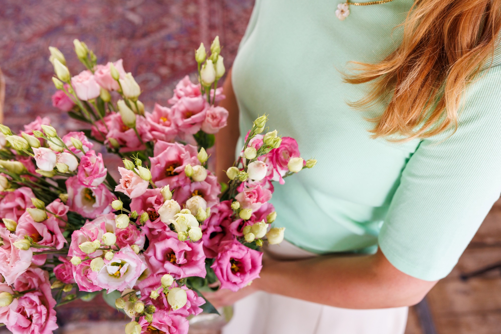 Karin van Pull Position met een bos Lisianthus bloemen