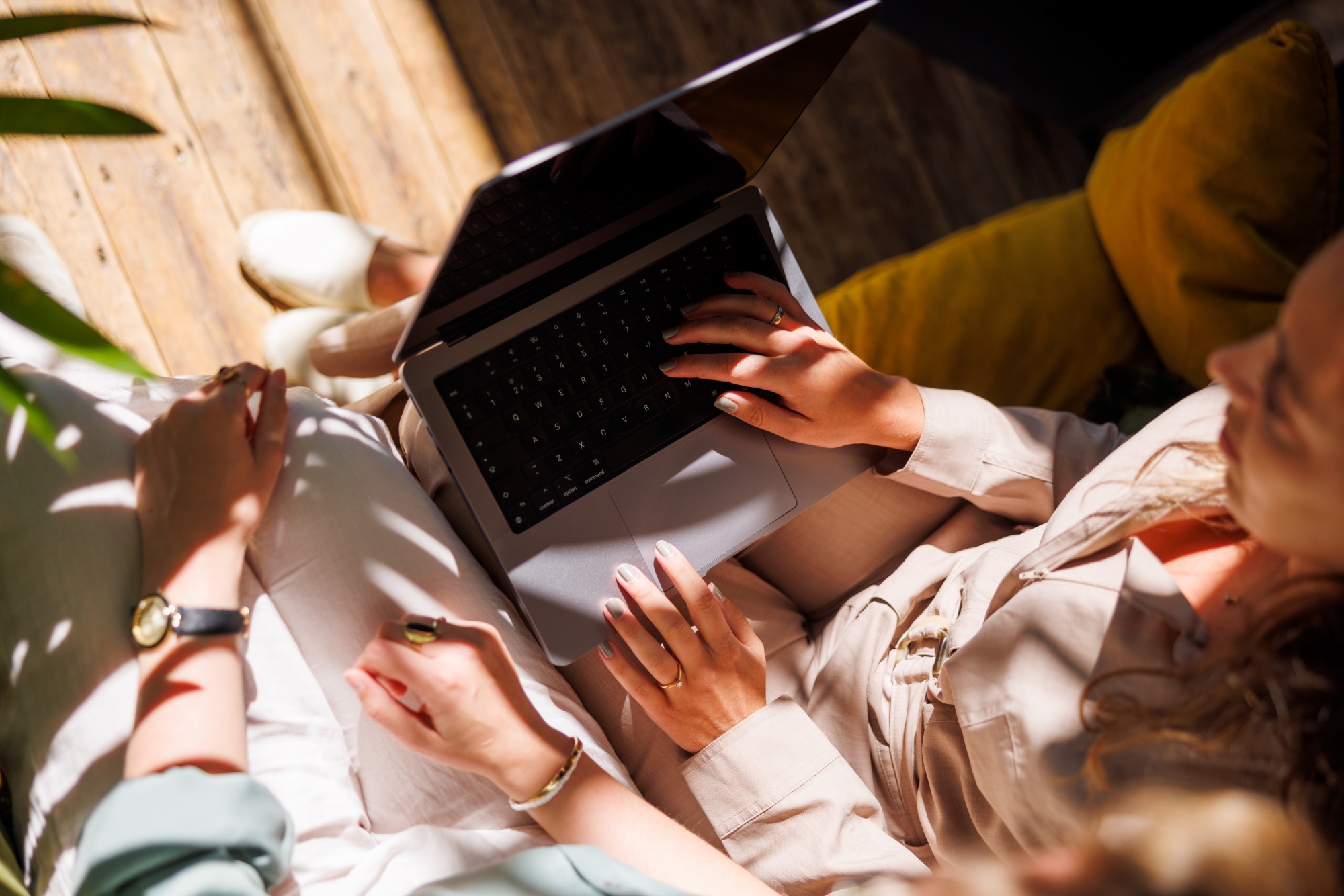 Sfeerbeeld van laptop op schoot