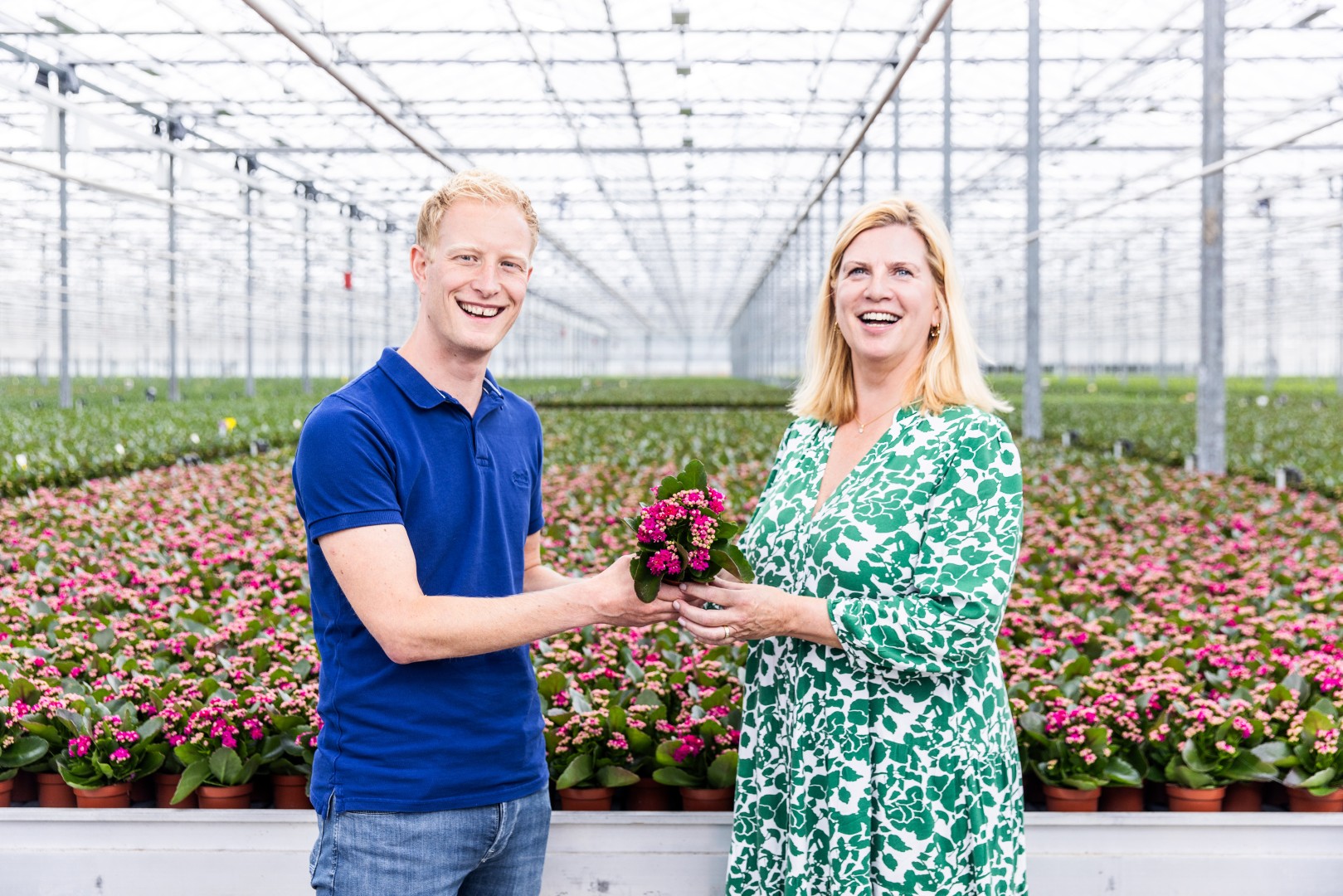 Rick van Luijk overhandigt Kalanchoe aan Pauline Buurma Groot