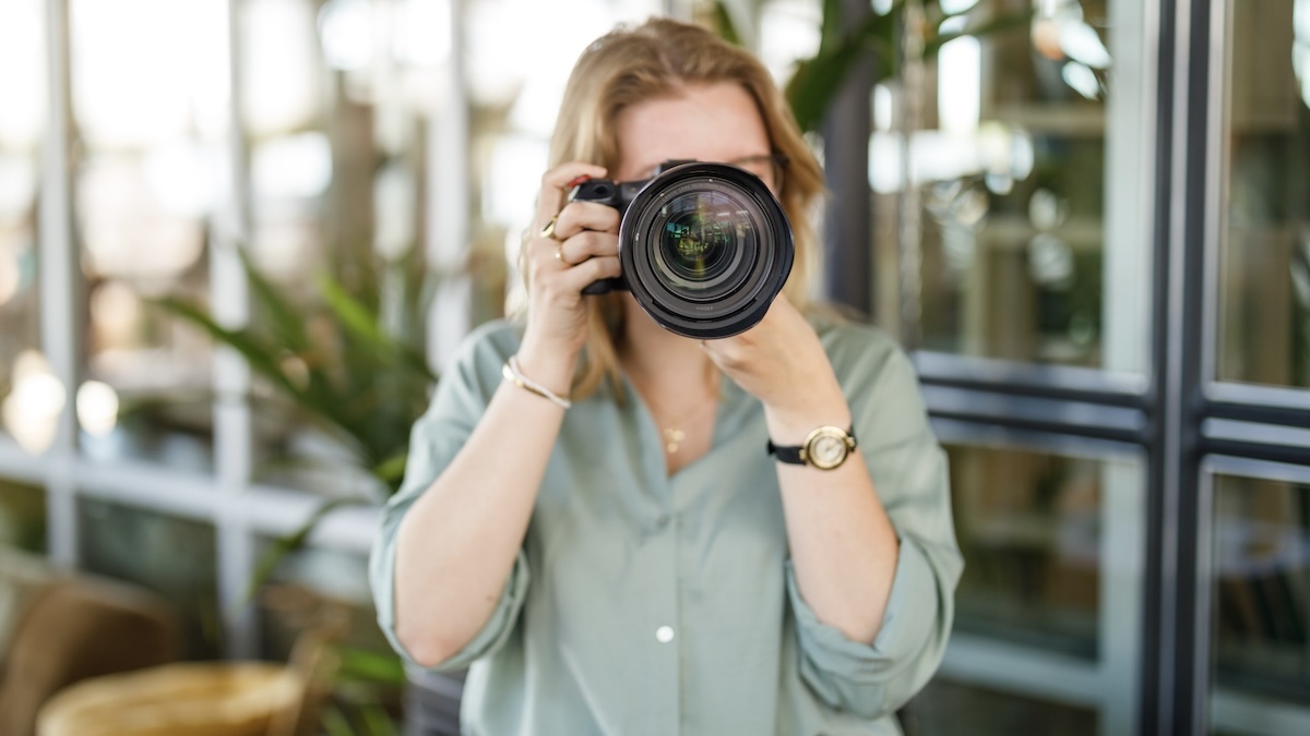 Lysanne van Pull Position met camera, illustratie voor fotografie