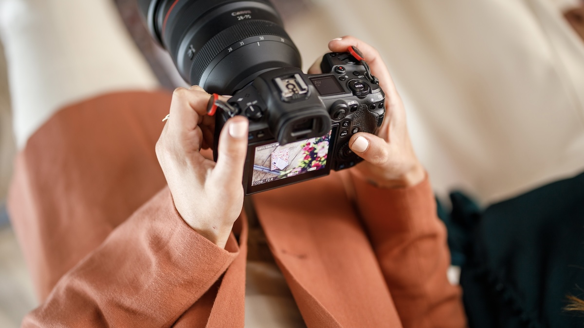 Videografie 1 Medewerker houdt video camera vast ter behoeve van videografie