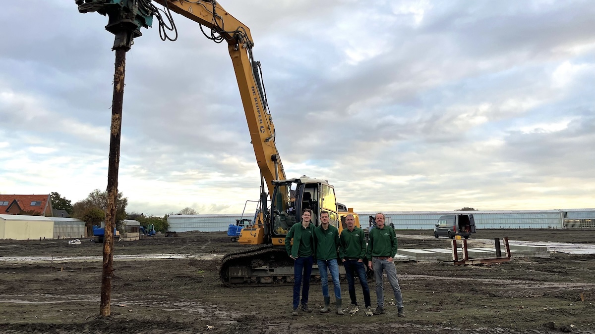 Team Amazone Plant bij de bouwkraan tijdens het slaan van de eerste paal voor de nieuwbouw