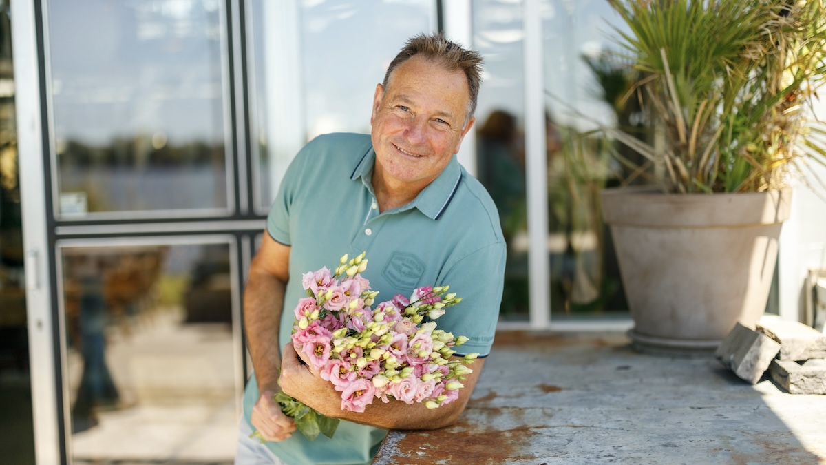 John van Pull Position met een bos lisianthus in zijn handen