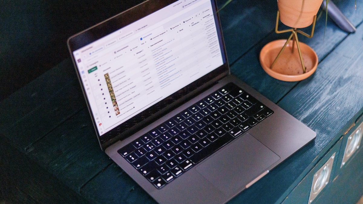 Laptop met social advertising (META advertentiebeheer)