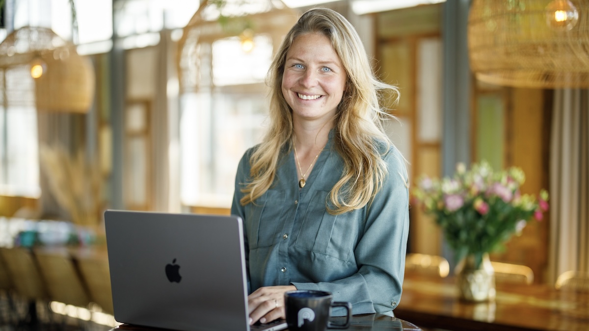 Linda van Pull Position werkt op laptop aan SEO SEA
