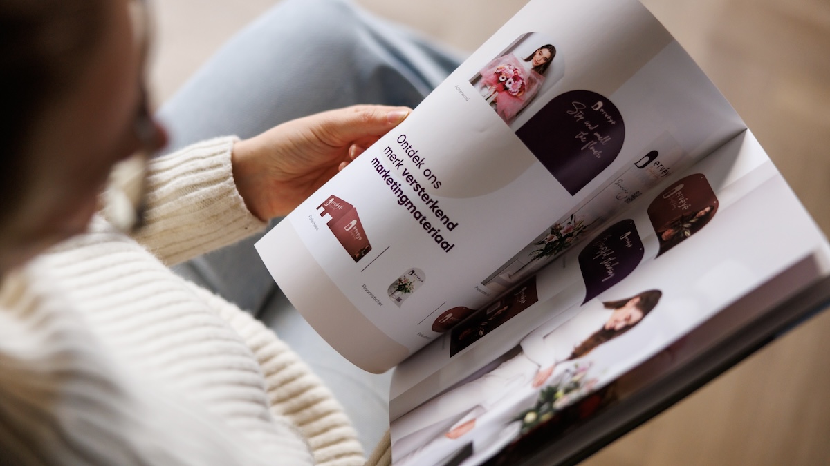 Medewerker bladert door magazine van Ervéyé
