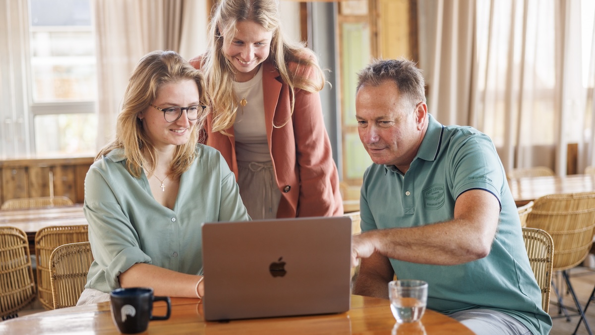 Marketingspecialisten van Pull Position werken samen aan een marketingstrategie