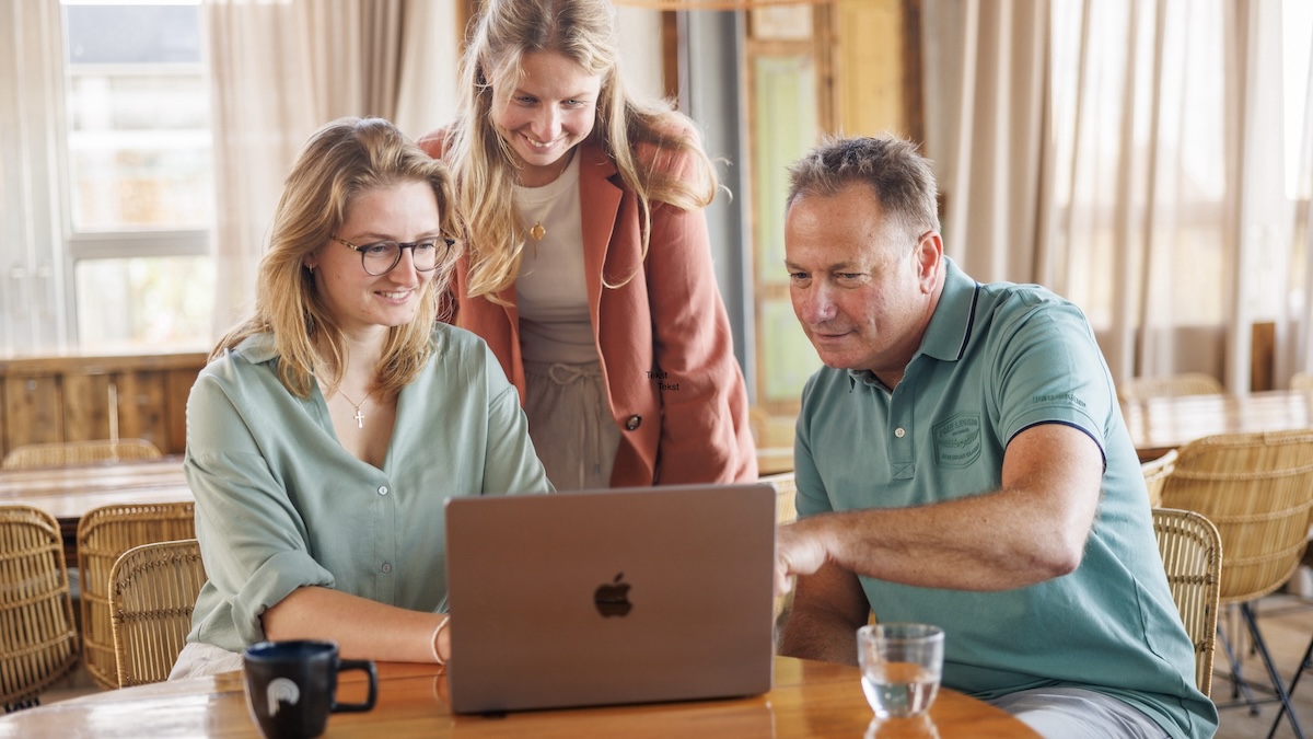 Marketingspecialisten werken samen aan een marketingstrategie