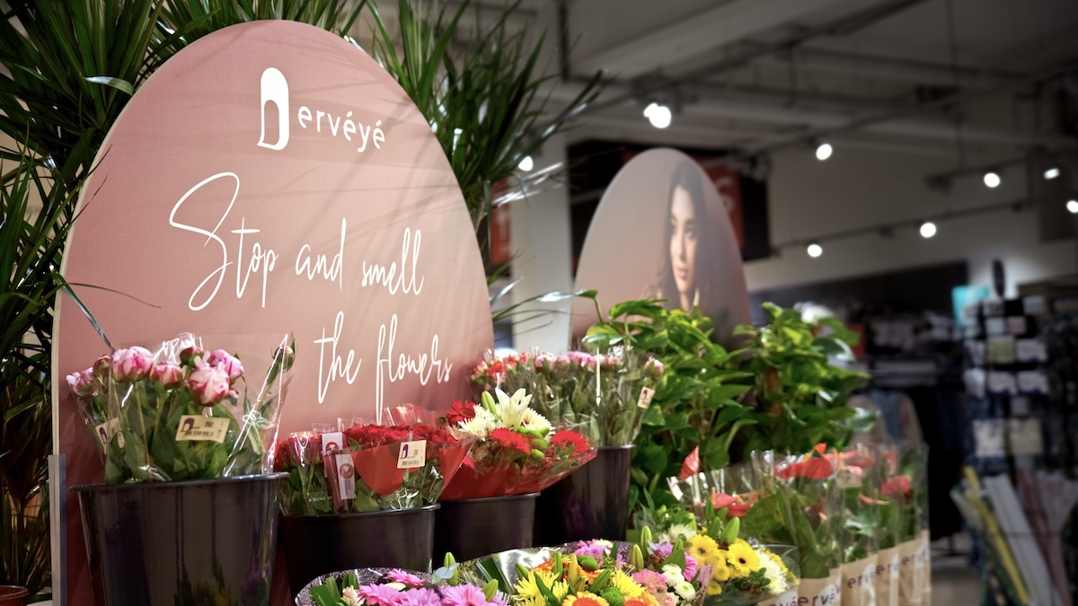 POS-materiaal Ervéyé op winkelvloer in supermarkt