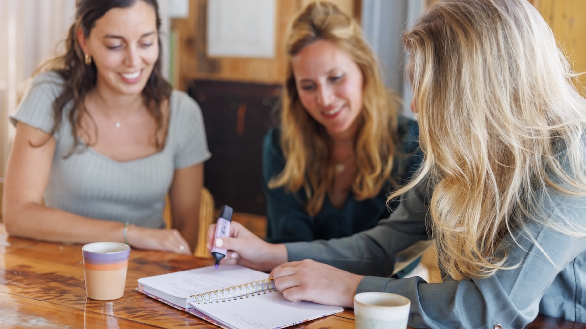 De teamleden sparren over positionering