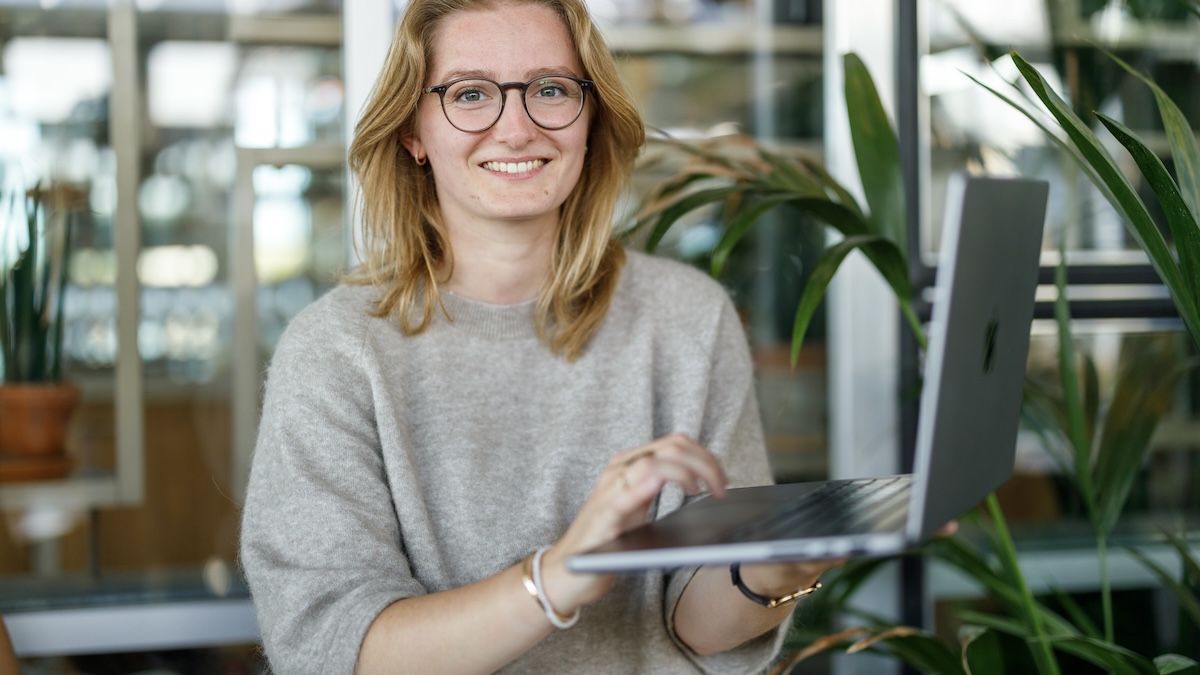 Lysanne van Pull Position met laptop voor e-mailmarketing