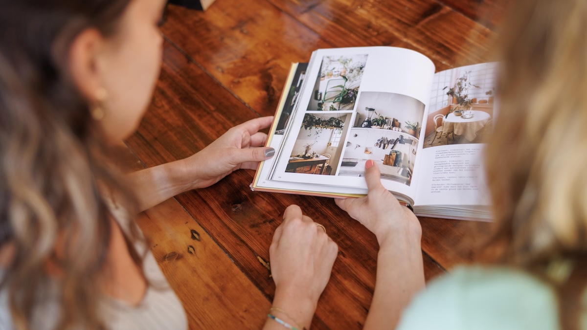 Sfeerbeeld van teamleden die een magazine bekijken