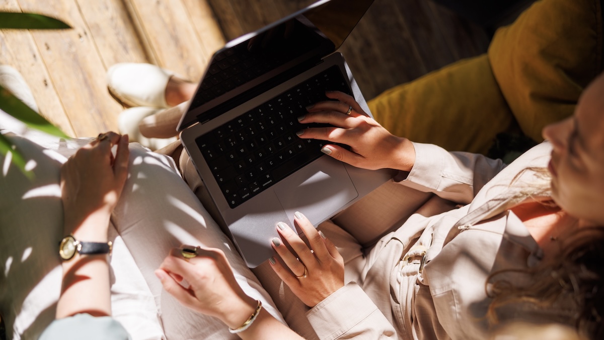 Teamleden van Pull Position werken samen achter laptop