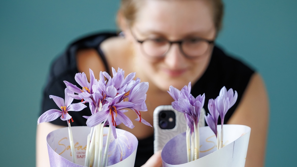 Medewerker van Pull Position maakt een foto van het product