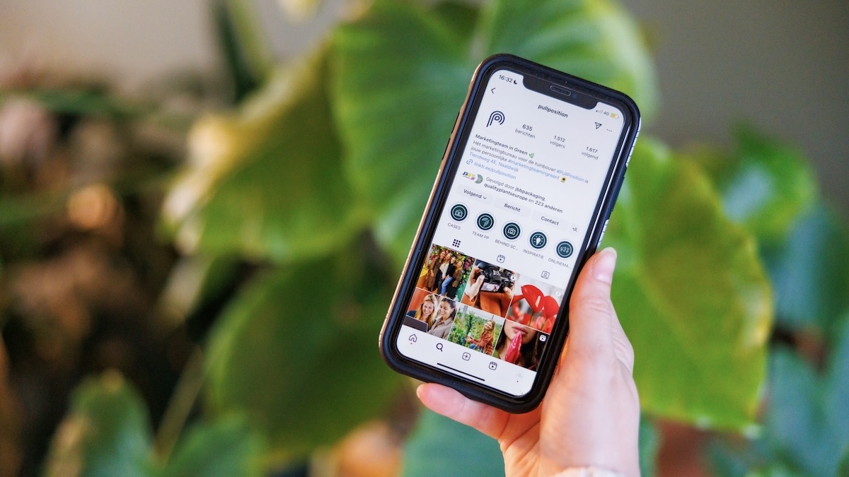 Telefoon met social media pagina van Pull position in beeld