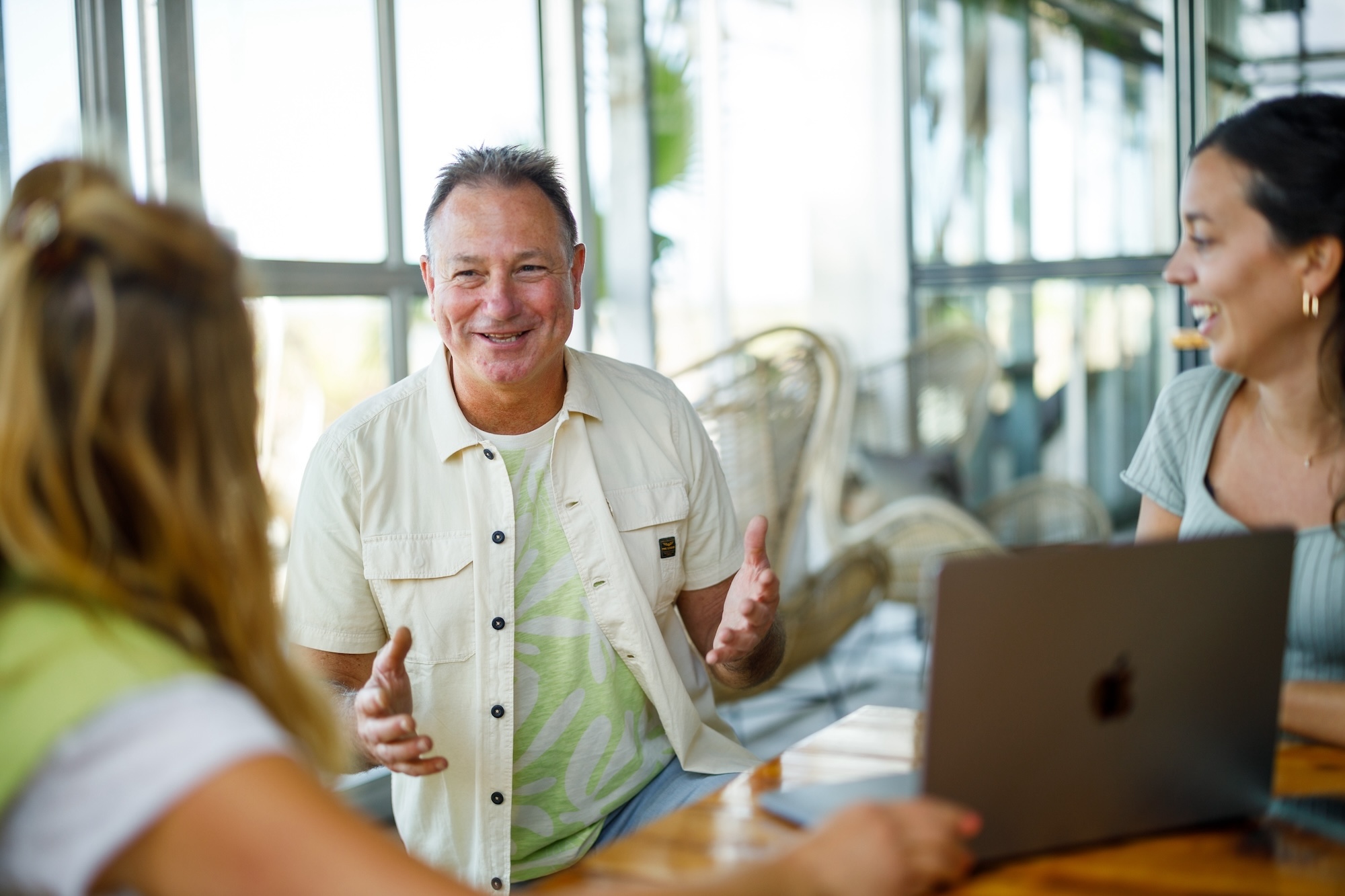 Teamleden van Pull Position in overleg