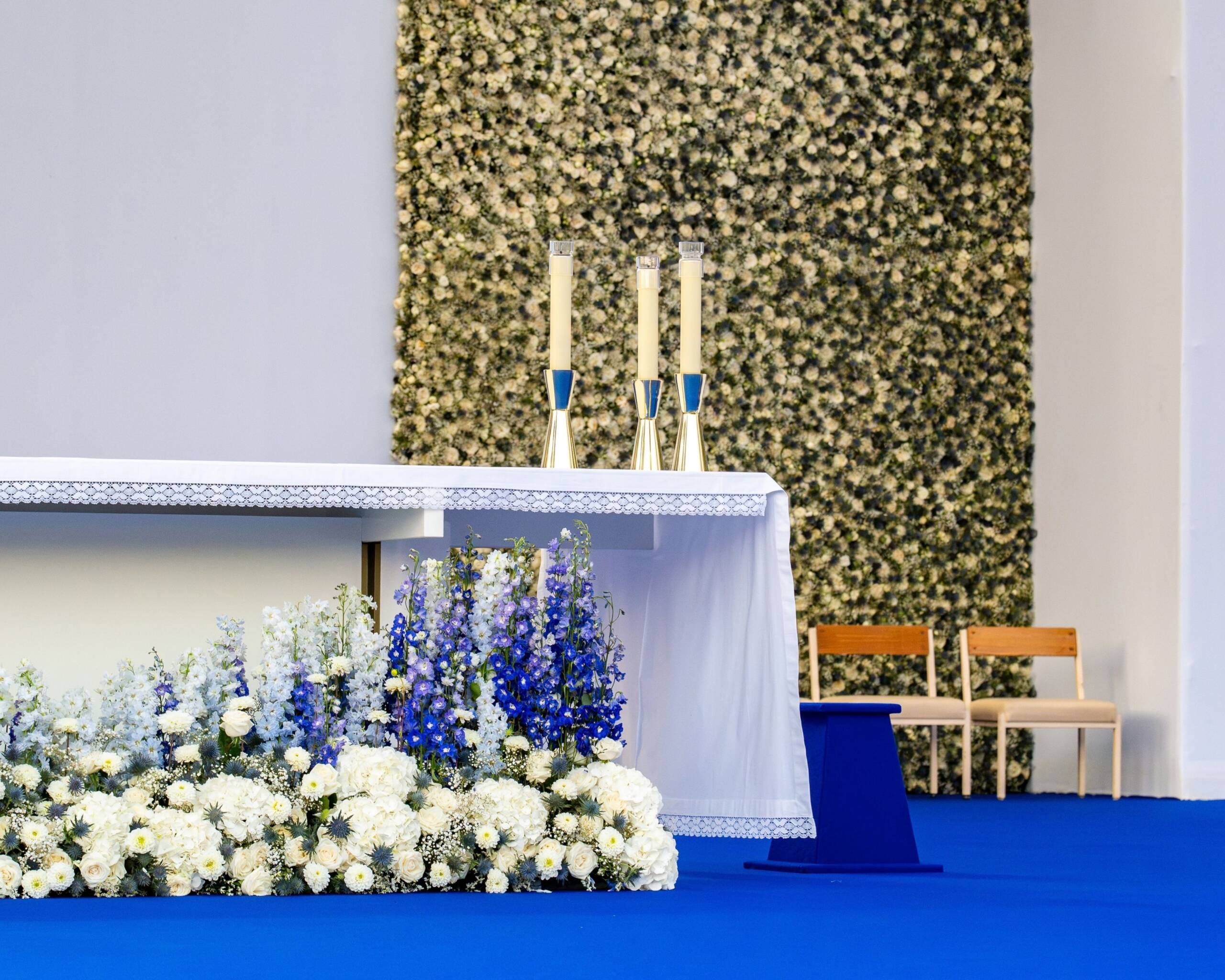 Bloemen arrangement aan het altaar scaled